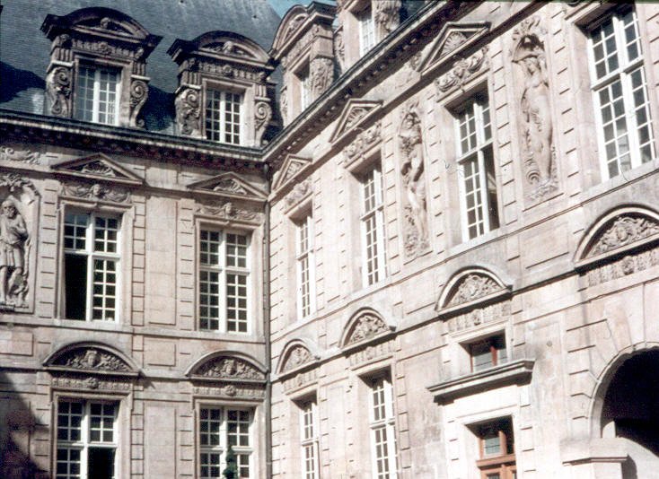 L'Hôtel de Sully, rue St Antoine (Paris 4e) 