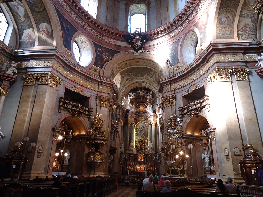 L'intérieur de l'église Saint-Pierre, à Vienne 