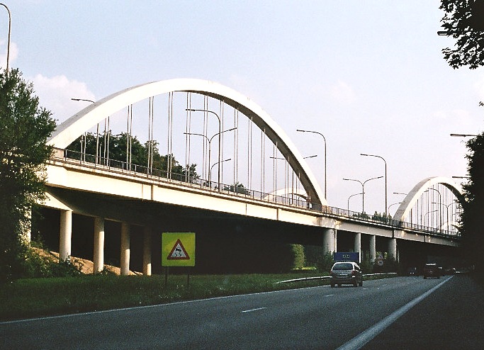Fiche média no. 46004 Le pont de l'échangeur de Petit-Roeulx (commune de Nivelles) par lequel l'E19 (Bruxelles-Mons) passe sur la bretelle de l'A54 (Charleroi-Nivelles) vers Charleroi