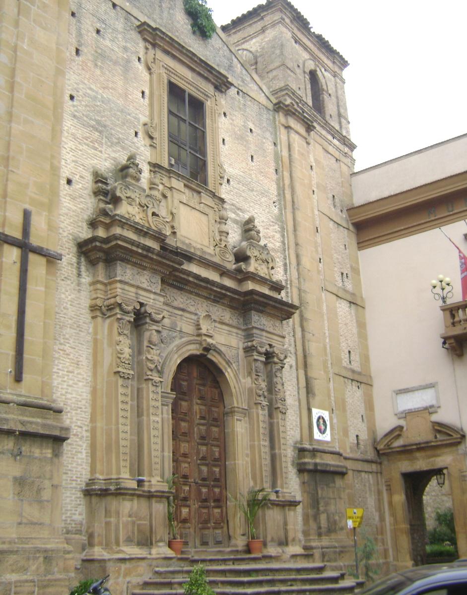 Vues extérieures de la cathédrale (duomo) de Piazza Armerina (province d'Enna), de style Renaissance 