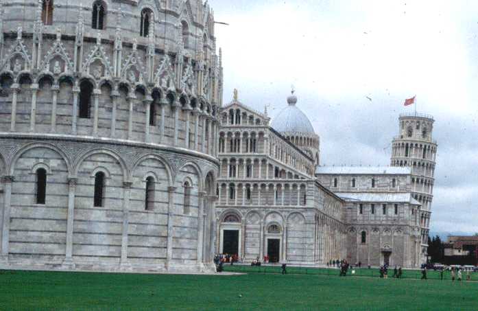 La cathédrale (Duomo) de Pise (Toscane): en enfilade, le baptistère (à gauche), le duomo et le campanile (dit tour penchée) 
