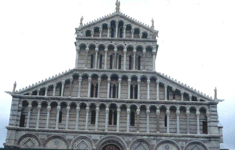 La façade de la cathédrale de Pise (12e et 13e s.), de style roman 