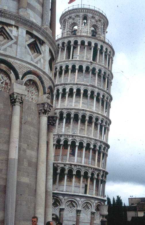 Campanile der Kathedrale von Pisa (oder 'Schiefer Turm' von Pisa) Begonnen 1173 und fertiggestellt 1350. Die Spitze weicht 5.4 Meter von der Lotrechten ab