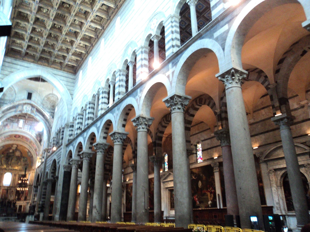 L'intérieur et le plafond à caissons de la cathédrale de Pise (Toscane) 