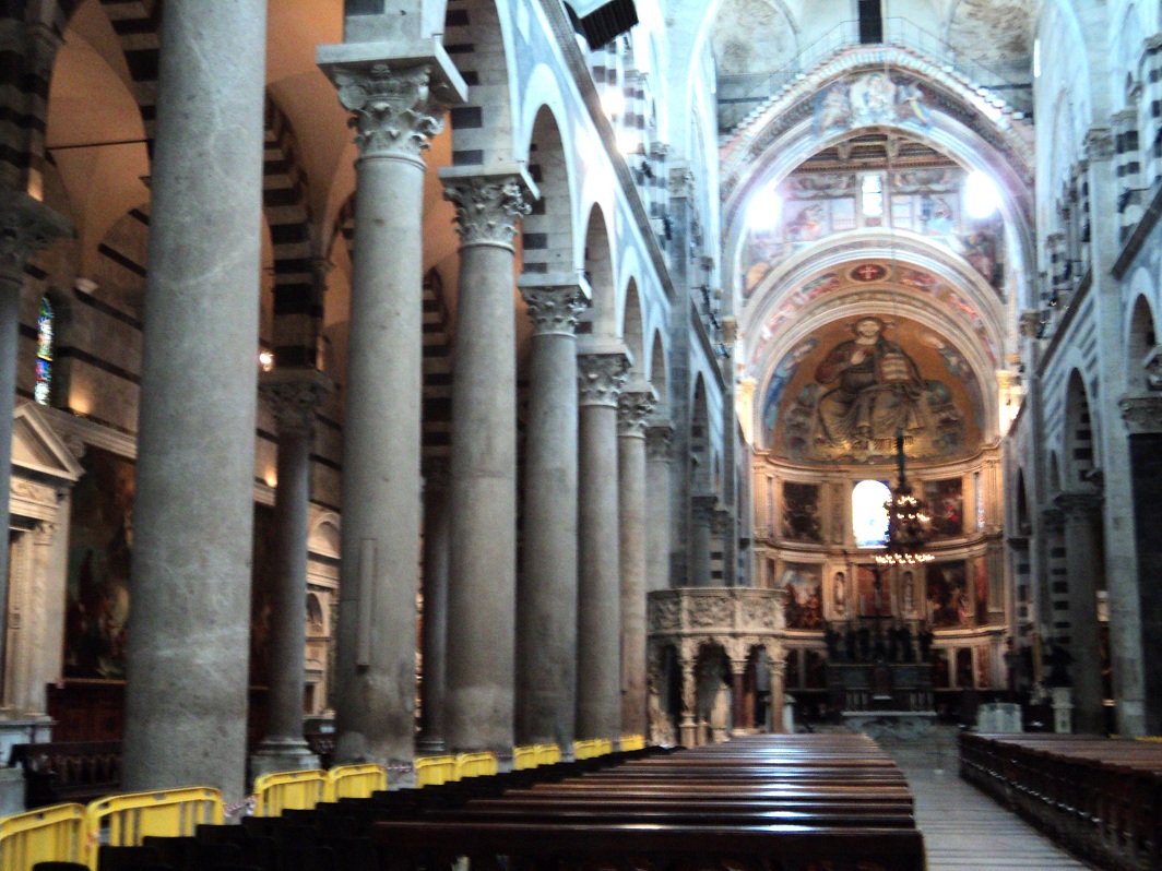 L'intérieur et le plafond à caissons de la cathédrale de Pise (Toscane) 