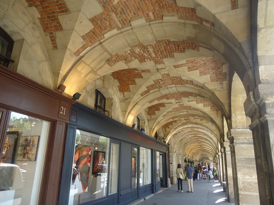 Les galeries sous les bâtiments de la Place des Vosges (Paris 4e) 