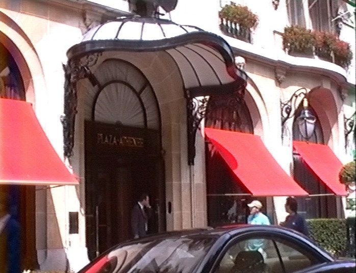 Détail de la façade de l'hôtel Plaza Athénée, à Paris (16e arr.) 