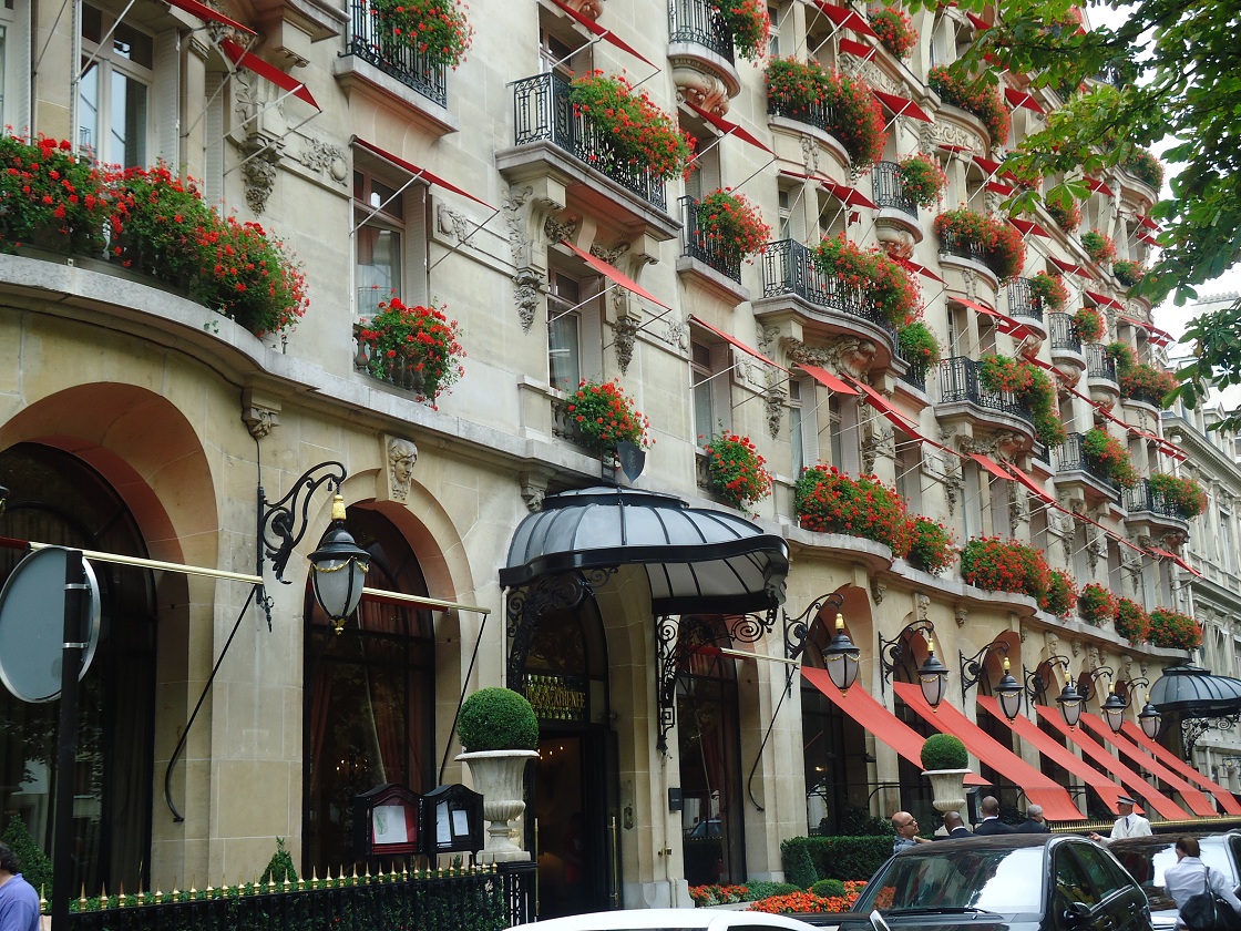 La façade de l'hôtel Plaza Athénée, avenue Montaigne (Paris 8e) 