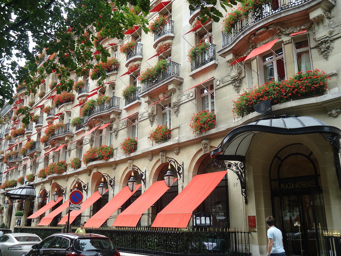 La façade de l'hôtel Plaza Athénée, avenue Montaigne (Paris 8e) 
