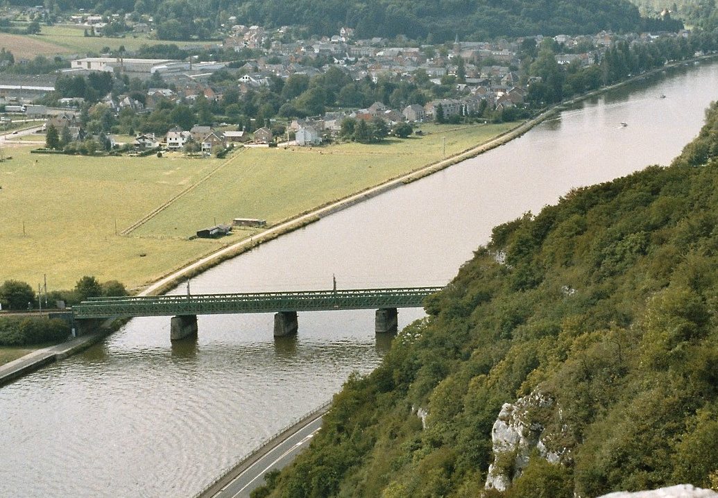 Le pont métallique du chemin de fer, sur la Meuse, à Anhée (province de Namur) 