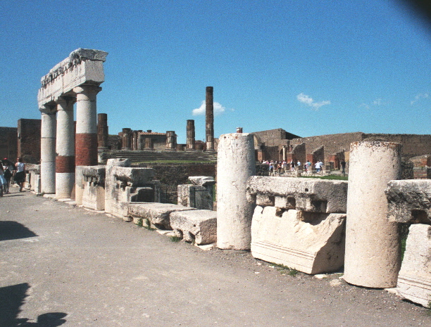 Le forum de Pompéi et les bâtiments en ruines qui l'entourent (Campanie) 