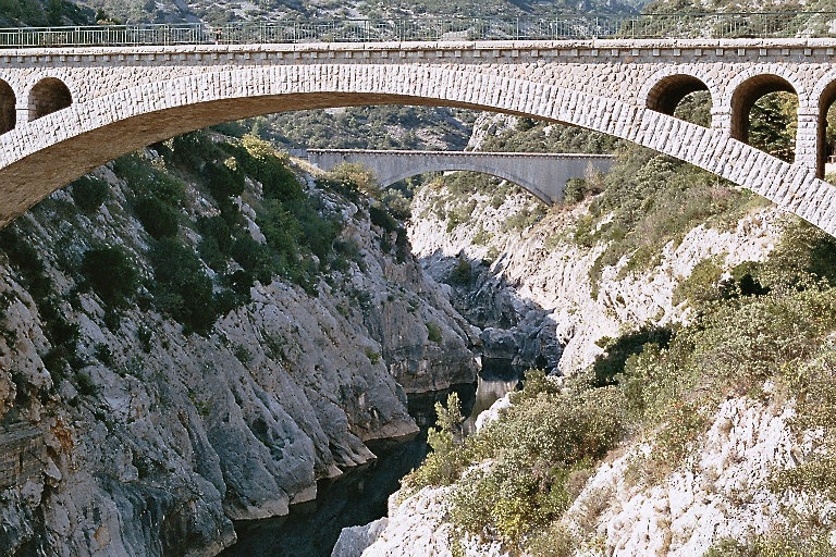 Le pont routier de Saint-Jean-de-Fos, sur l'Hérault, en amont du pont du Diable 
