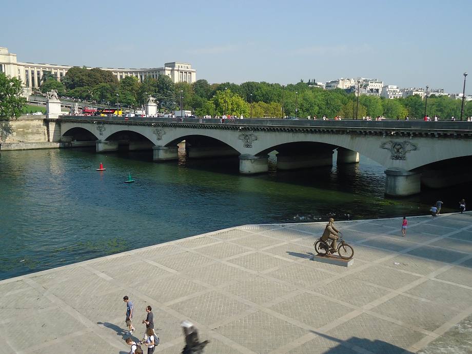 Le Pont d'Iéna, entre la tour Eiffel et l'esplanade du Trocadéro 