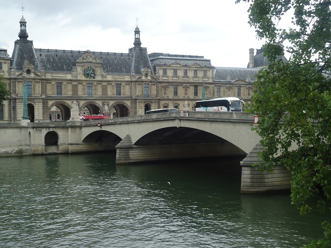 Le Pont du Carrousel, sur la Seine (Paris 1er) 