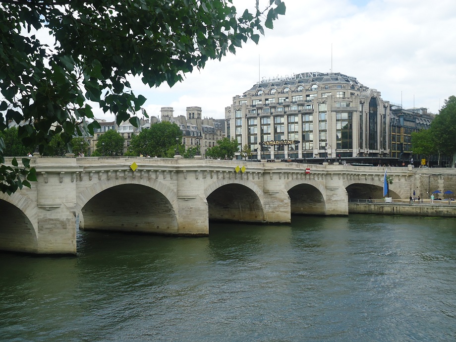 Le Pont-Neuf entre la place du Pont-Neuf et la place de l'Ecole (Paris 1er) 