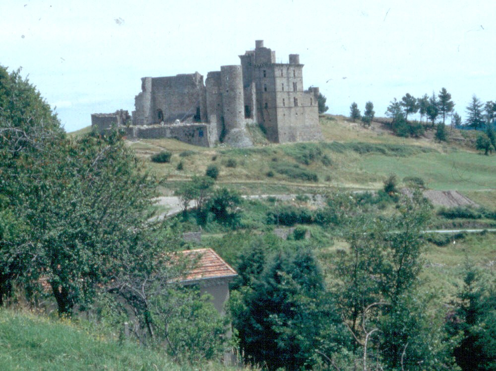 Le château de Portes (Gard), au pied des Cévennes, en ruines, en voie de restauration 