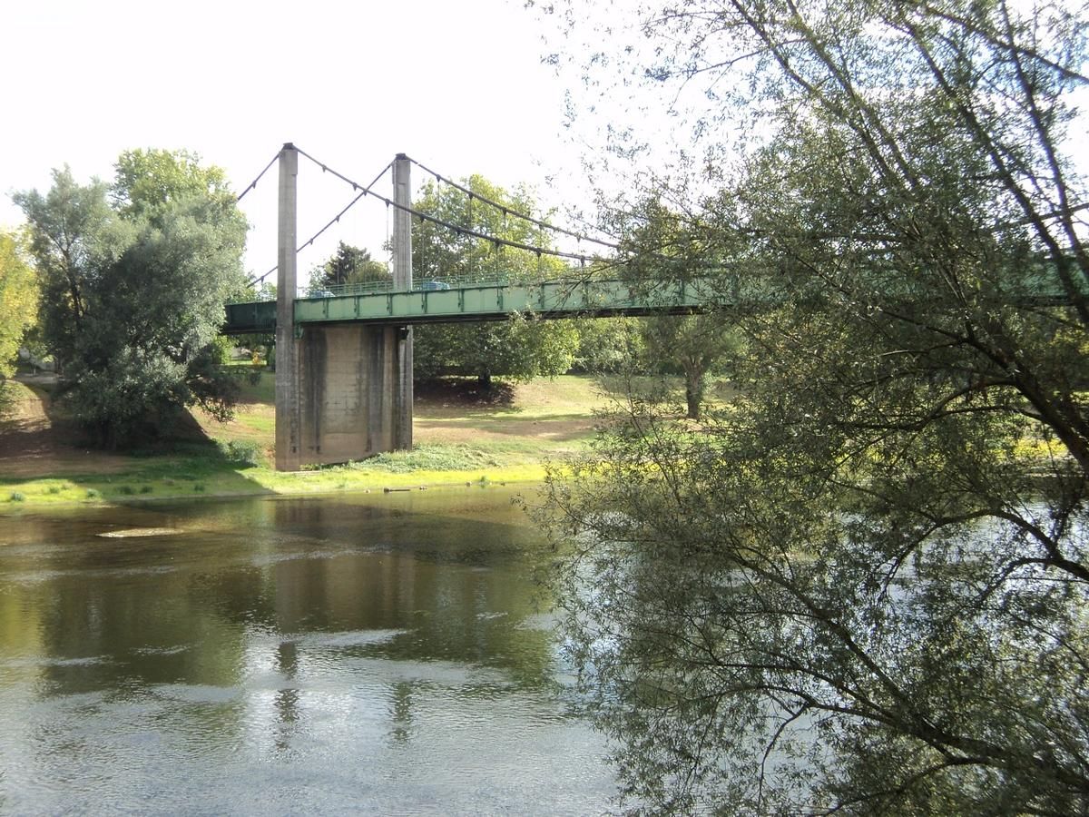 Le pont suspendu sur la Dordogne, entre Port-sainte-Foy et Sainte-Foy-la-Grande (Gironde) 