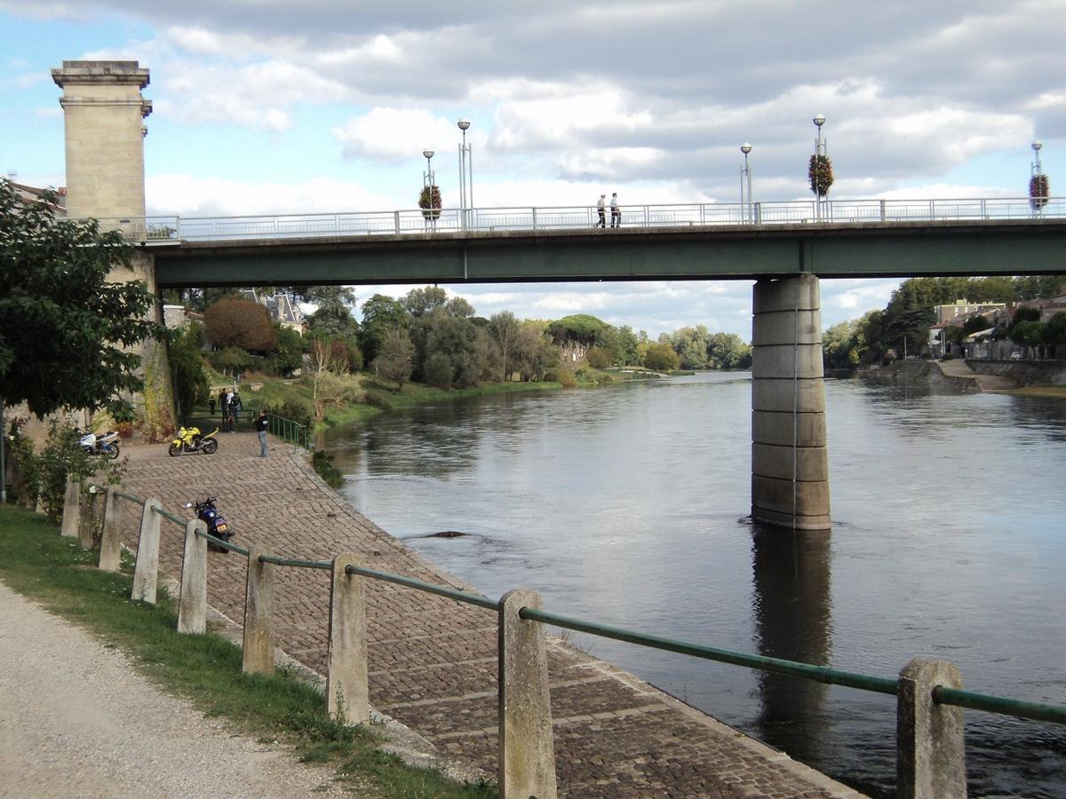 Le pont Michel de Montaigne, sur la Dordogne, relie Port-sainte-Foy (Dordogne) et Sainte-Foy-la-Grande (Gironde) 