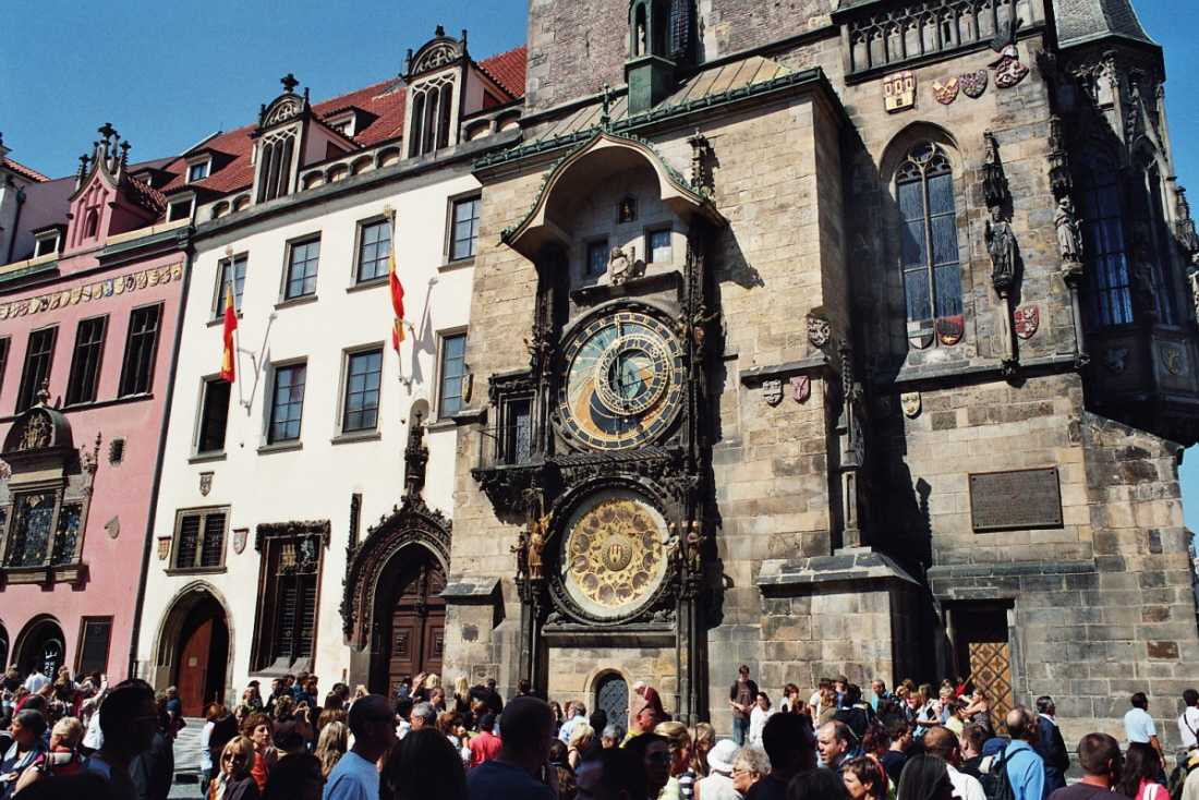 L'hôtel de ville et la tour de l'horloge de la vieille ville de Prague 