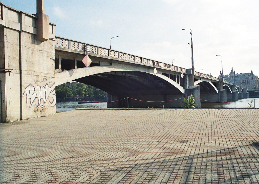 Jiráskův Most, sur la Vtlava, entre Smychov et Vinogrady, à Prague 