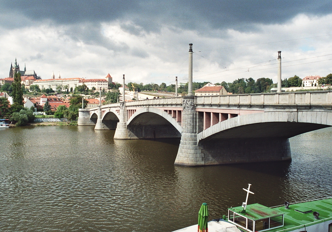 Manesuv Most, sur la Vtlava, face au château de Prague 