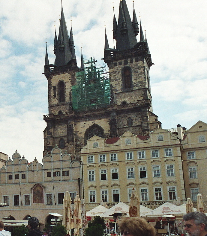 L'église Notre-Dame-de-Tyn, sur Staromestske Namesti (place de la Vieille Ville) à Prague, aux flèches hautes de 80 m., date du 14e siècle 