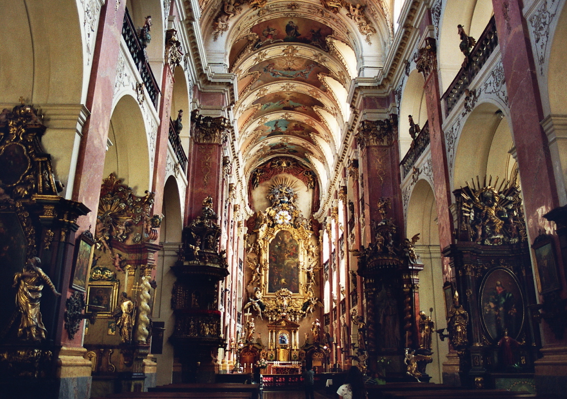 Fiche média no. 101521 L'église Saint Jacques (kostel Svateho Jakuba), rue Mala Stupartska, est entièrement baroque, avec une façade du 17e siècle et des voûtes richement décorées