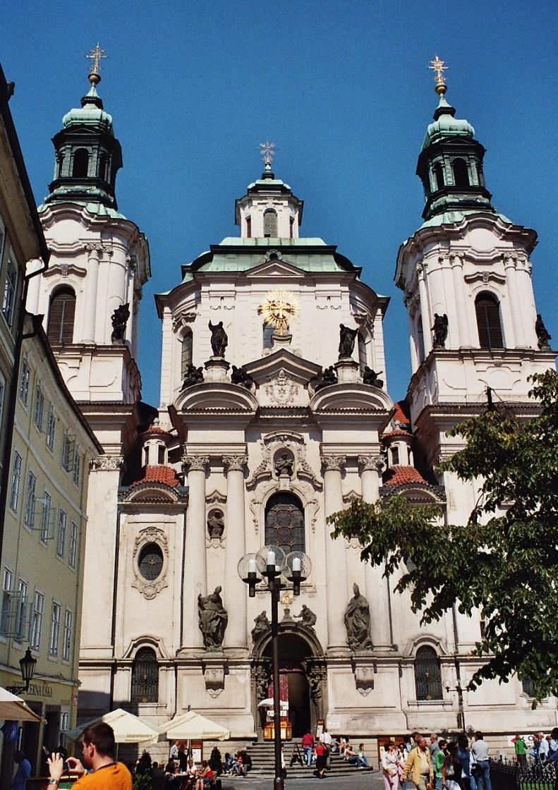 Fiche média no. 101520 L'église réformée Saint Nicolas, à l'angle de la rue Pariszka et de la place de la vieille ville (Staromestske Namesti), est un édifice baroque consacré au culte protestant