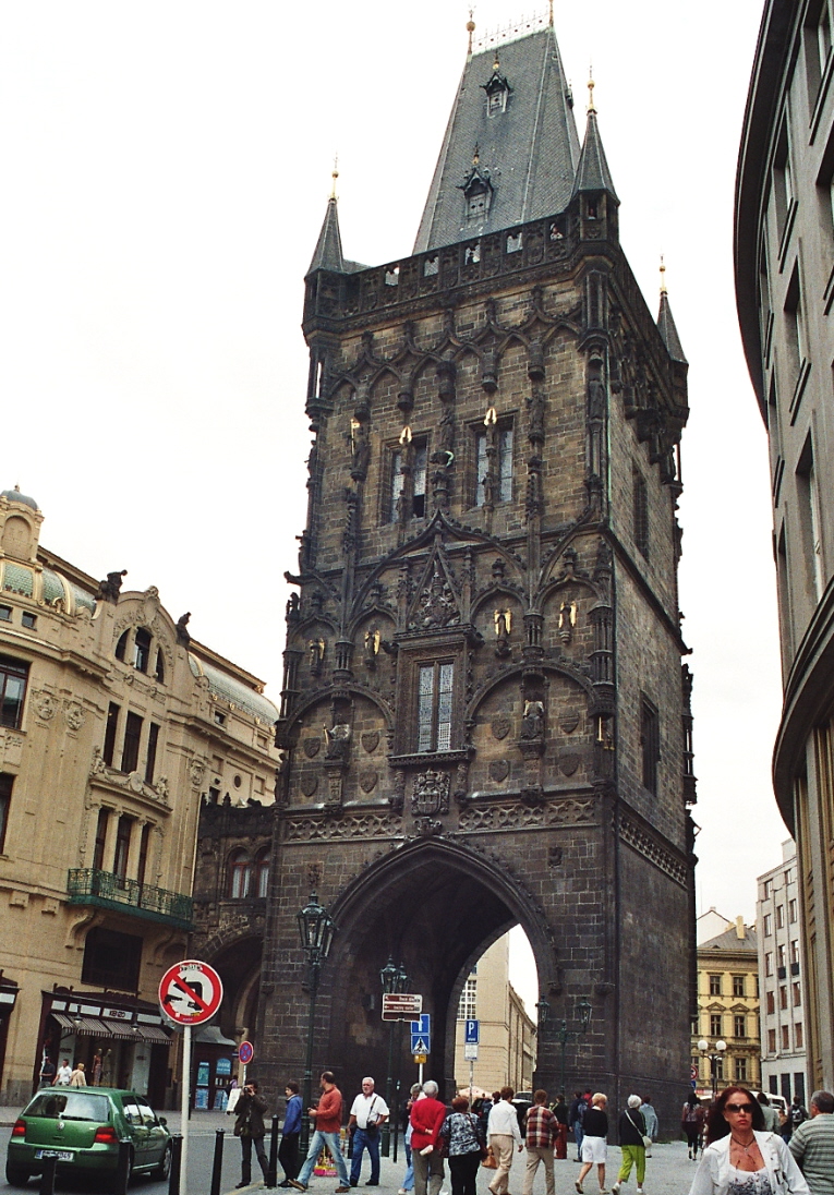 La tour poudrière, au fond de la rue Celetna, est le dernier vestige des anciens remparts médiévaux de la vieille ville de Prague 