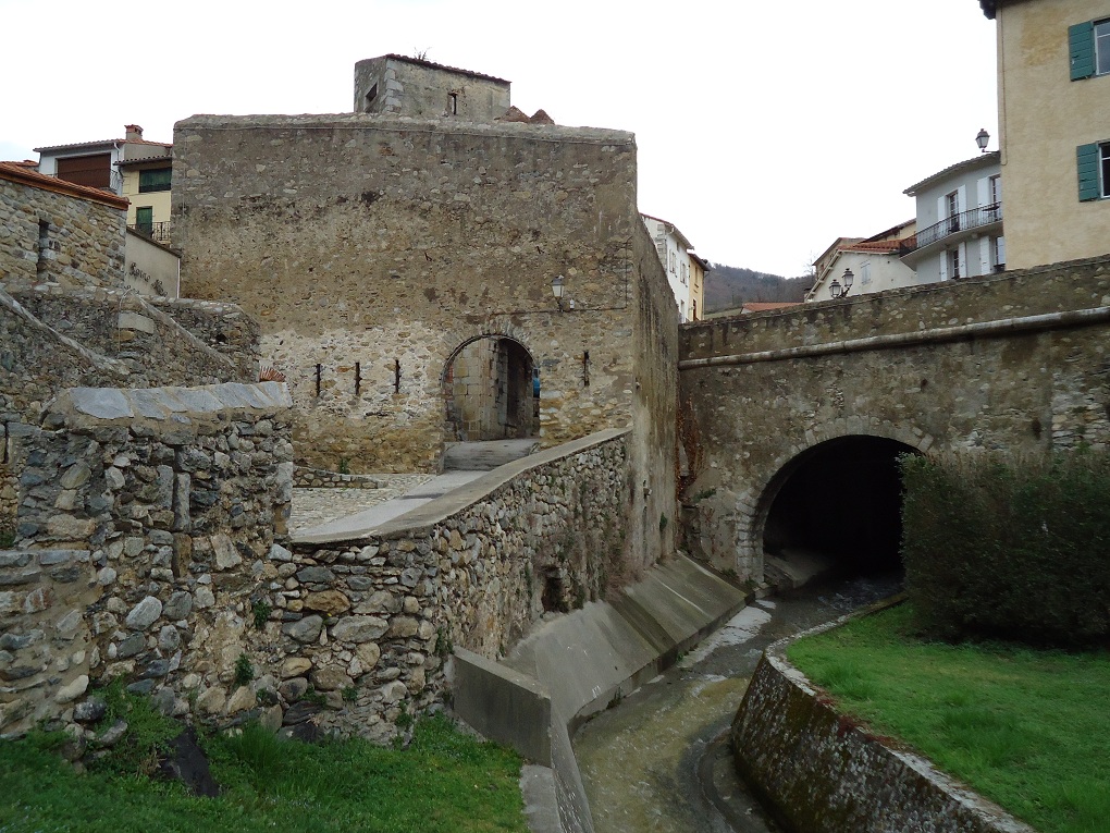 La porte d'Espagne, face au Tech, est l'ouvrage le plus remarquable des remparts de Prats-de-Mollo 