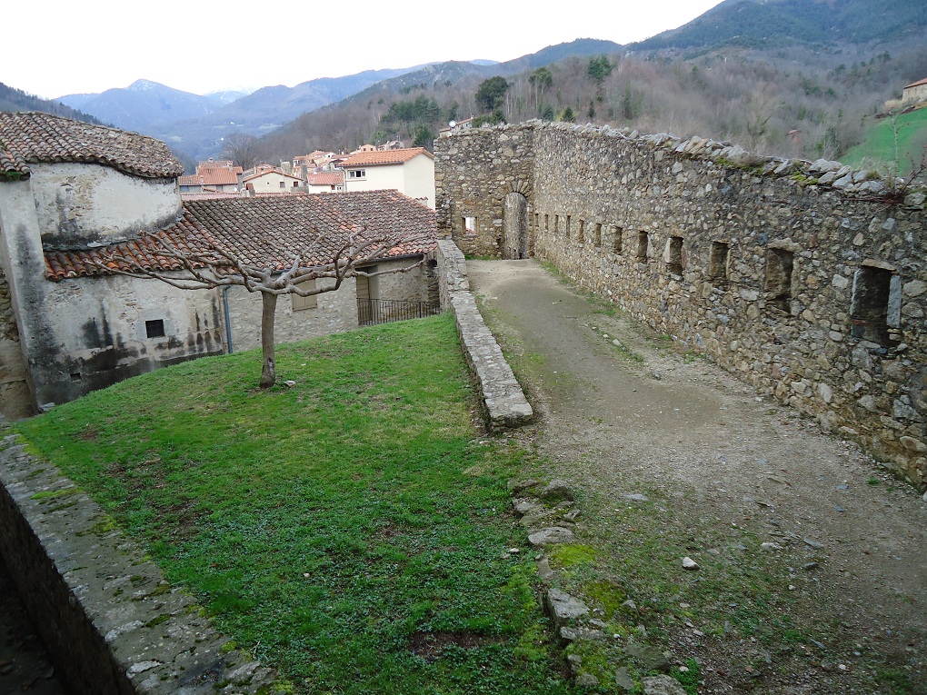 Les remparts médiévaux de Prats-de-Mollo ont été restaurés au 17e siècle sur les plans de Vauban 