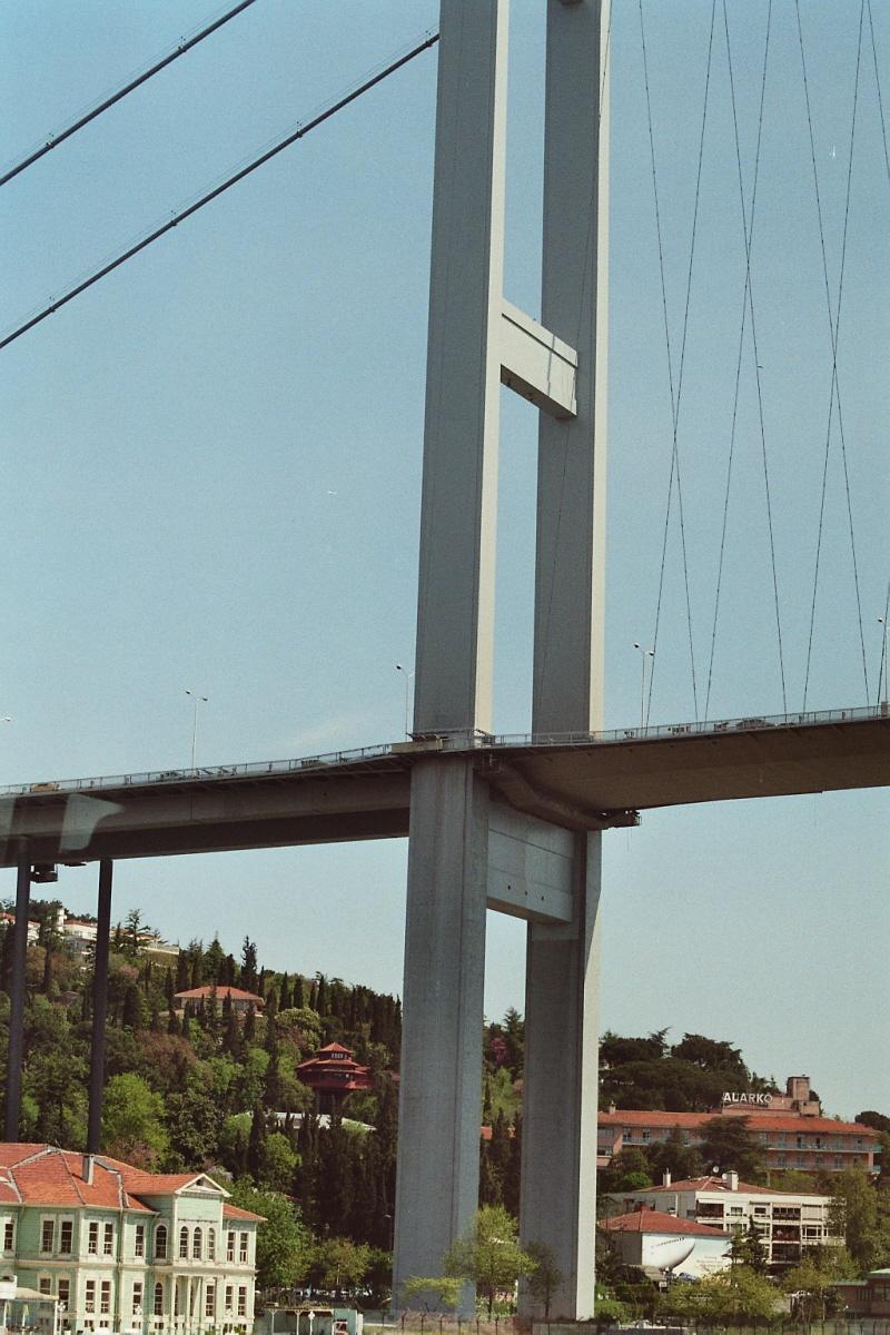 Le pont Bogaziçi, dit aussi Premier Pont, domine le Bosphore de 64 m. Son tablier entre les 2 piliers, mesure 1070 m 