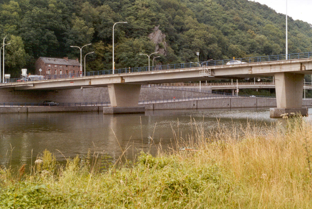 Le pont routier de Profondeville sur la Meuse reliant la N92 en rive gauche et la N947 en rive droite 