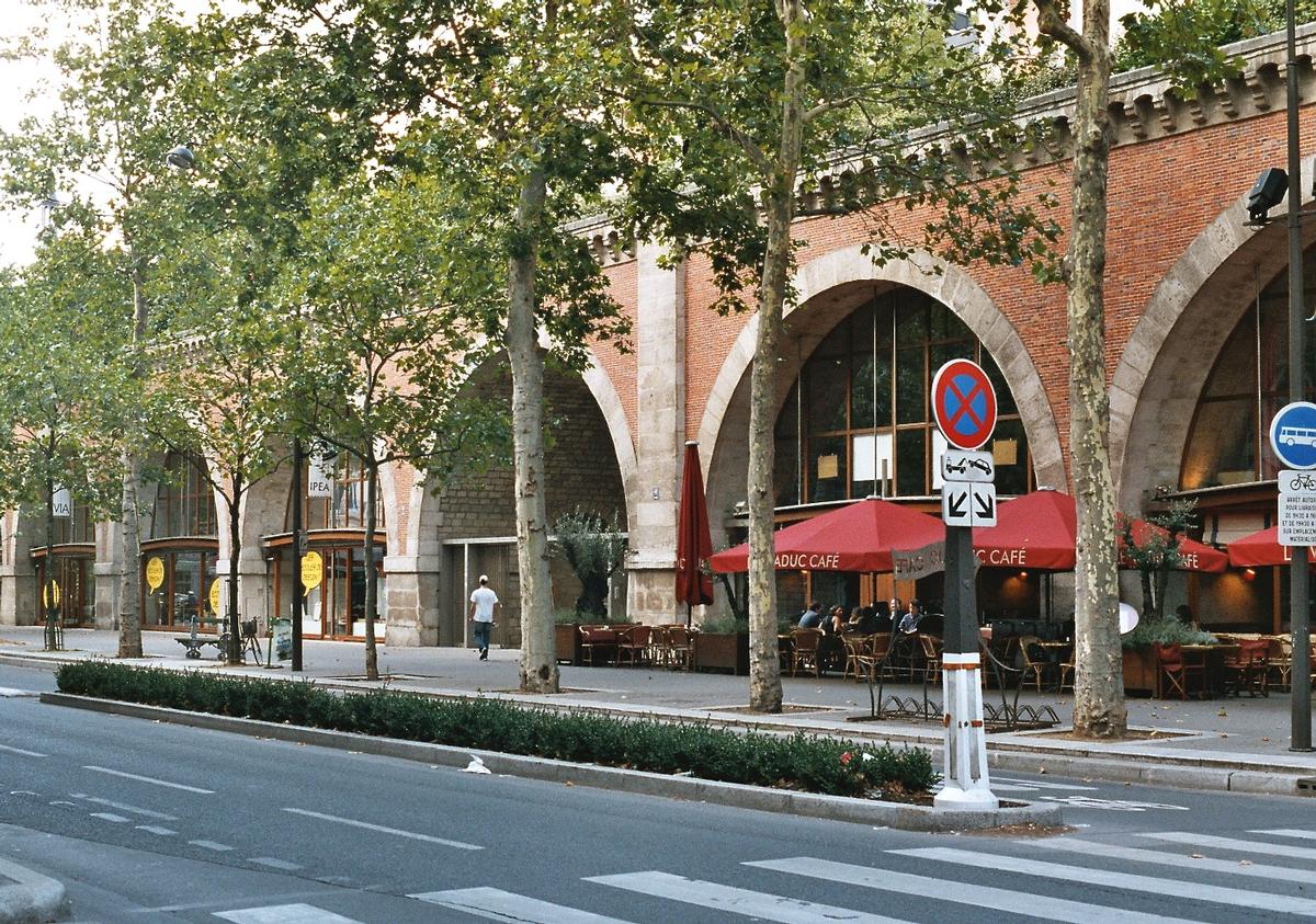 Fiche média no. 44286 Le viaduc de la Promenade plantée, avenue Daumesnil (Paris 12e). Les arcades ont été transformées en magasins d'art, de luxe et d'antiquités