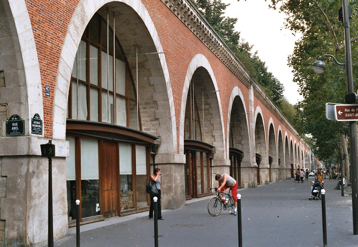 Fiche média no. 44287 Le viaduc de la Promenade plantée, avenue Daumesnil, à Paris, est une ancienne ligne de chemin de fer à voie unique abandonnée et transformée en promenade piétonnière