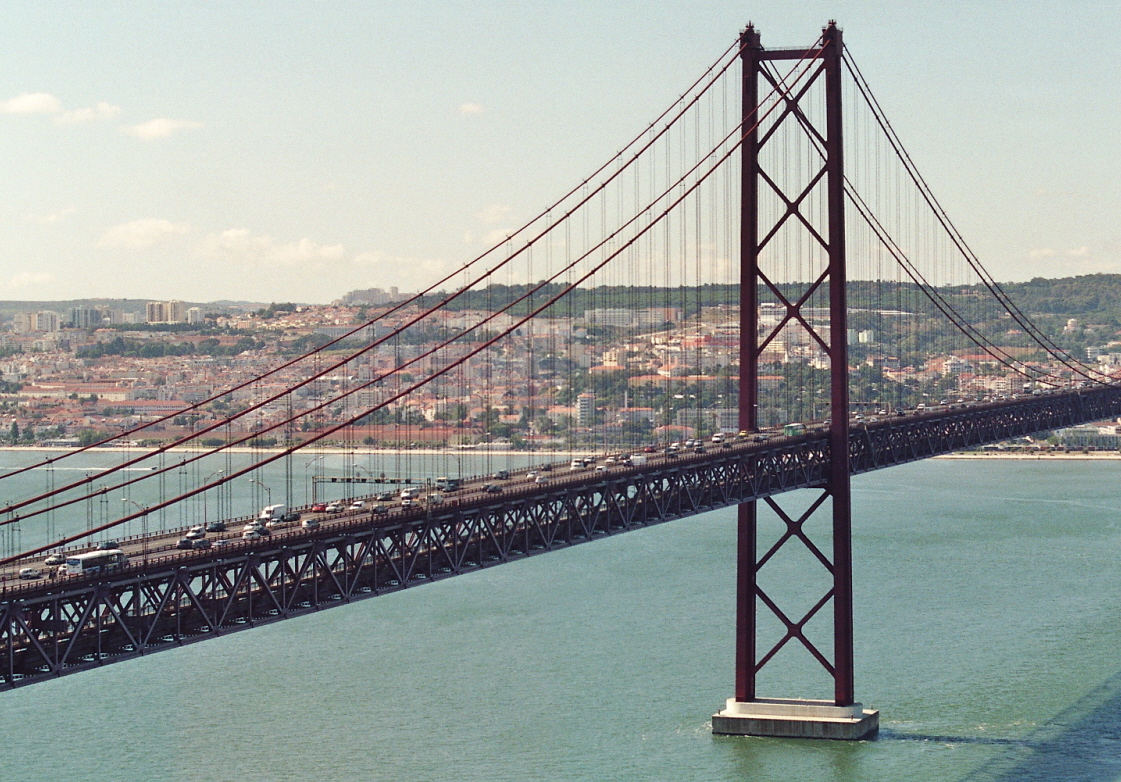 Le double pont autoroutier et ferroviaire dit du 25 avril, sur le Tage, entre Lisbonne et Almada 