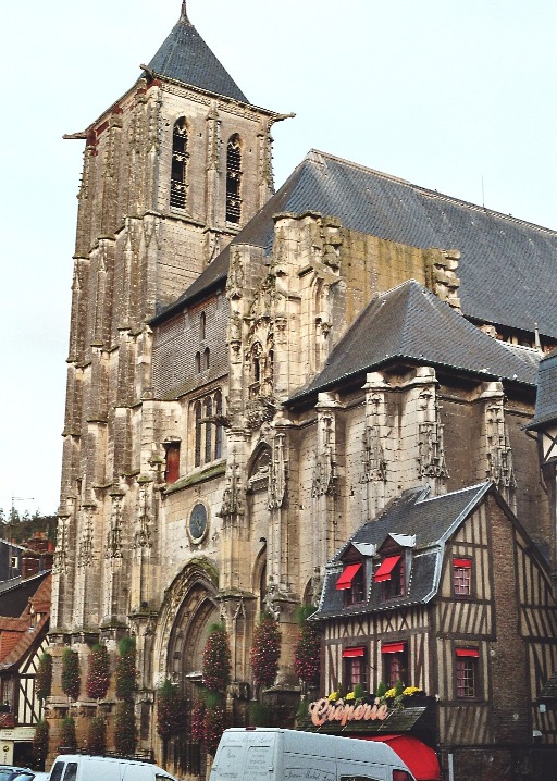 La façade de l'église Saint-Ouen à Pont-Audemer (Eure) 