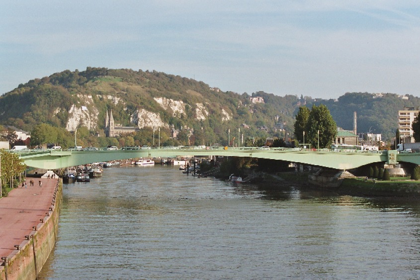 Le pont Pierre Corneille à Rouen franchit les deux bras de la Seine en aval de l'île Lacroix 