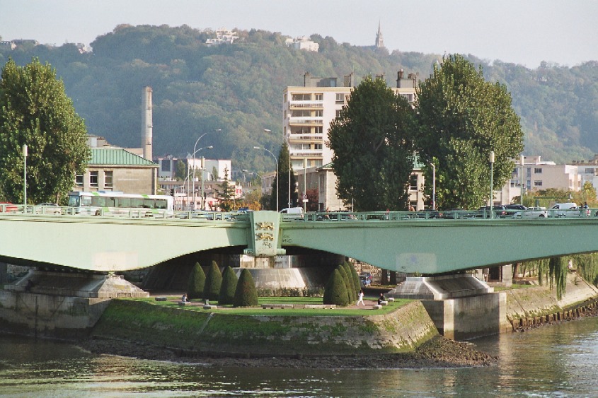 Le pont Pierre Corneille à Rouen franchit les deux bras de la Seine en aval de l'île Lacroix 