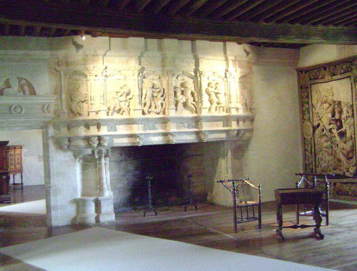 Le grand salon, au premier étage du château de Puyguilhem, à Villars (Dordogne) 