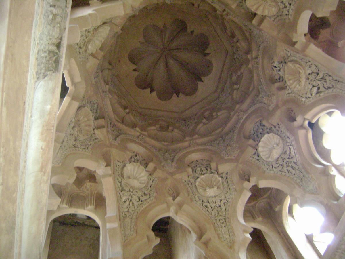 L'intérieur de la coupole de la Qoubba almoravide, exemple achevé de décoration 