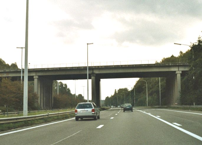 Brück in Ransart der N568 über die Ringautobahn R3 von Charleroi 