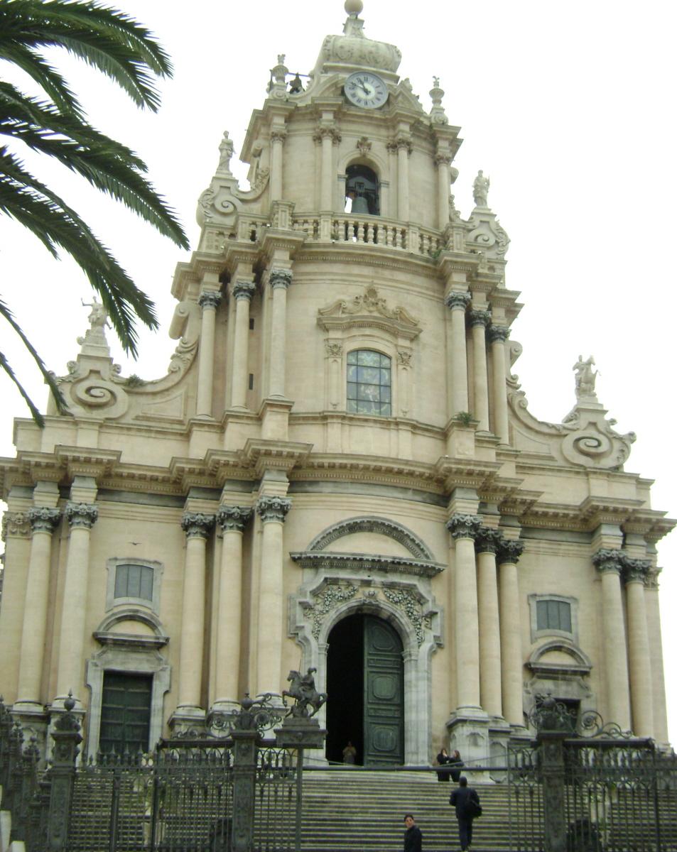 Le duomo (cathédrale) San Giorgio, baroque (début du 18e siècle) au sommet de la colline de Ragusa Ibla (Sicile) 