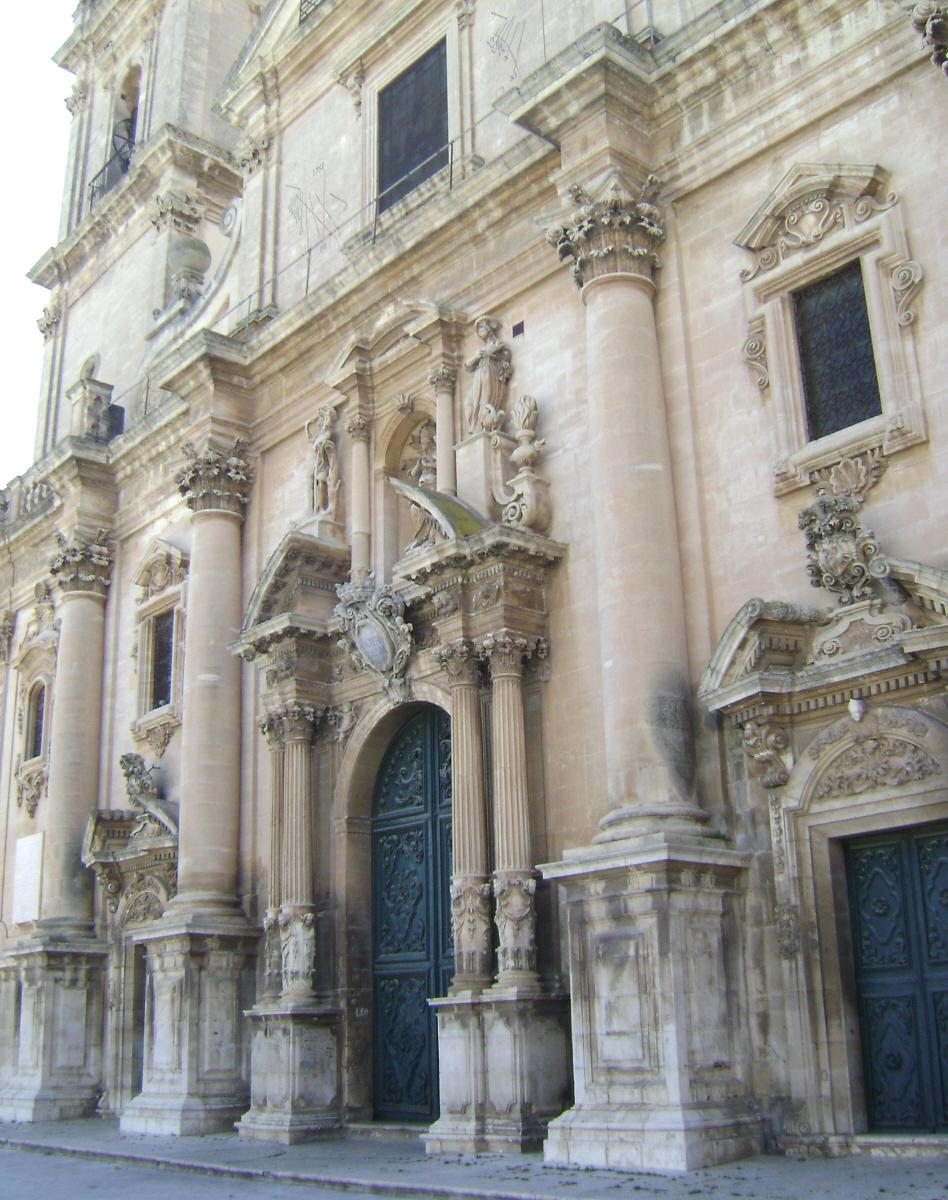 La façade de la cathédrale (duomo) San Giovanni Baptista, à Ragusa Superiore (Sicile) 