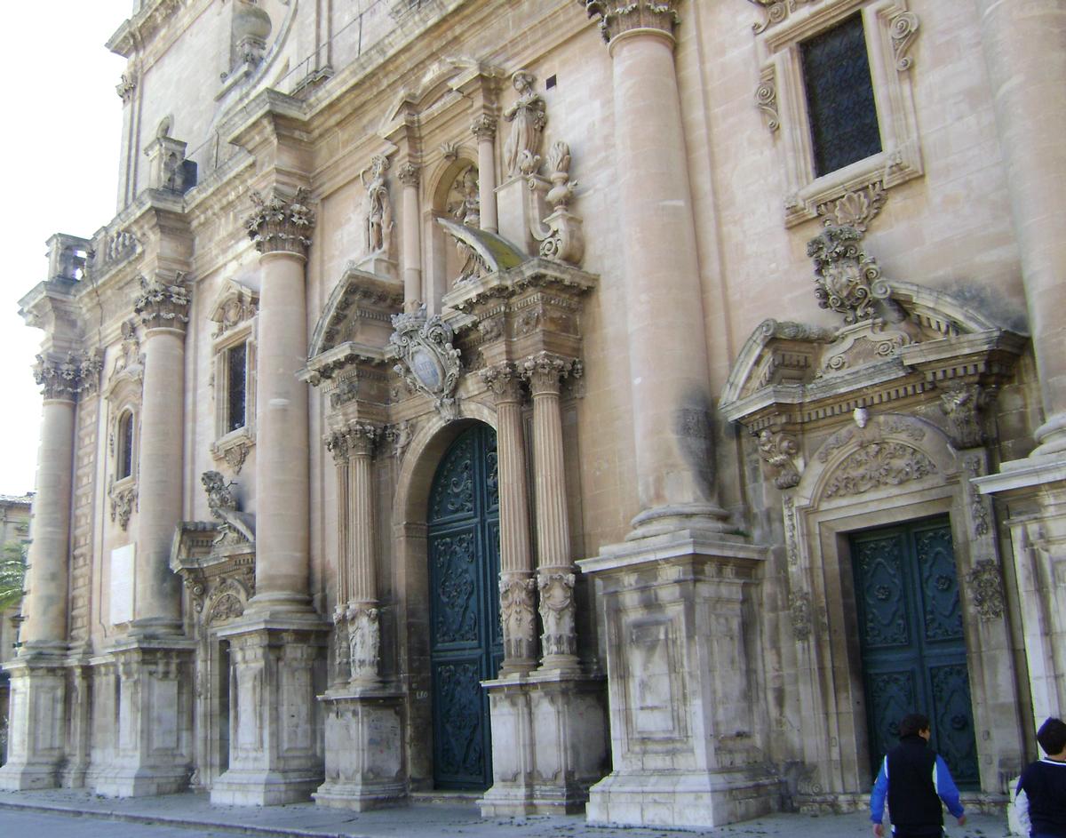 La façade de la cathédrale (duomo) San Giovanni Baptista, à Ragusa Superiore (Sicile) 
