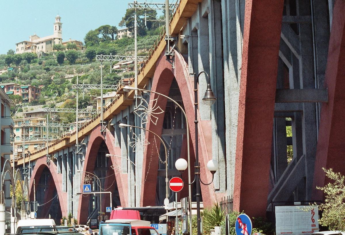 Le viaduc ferroviaire de Recco, qui traverse le centre de cette cité balnéaire de Ligurie 