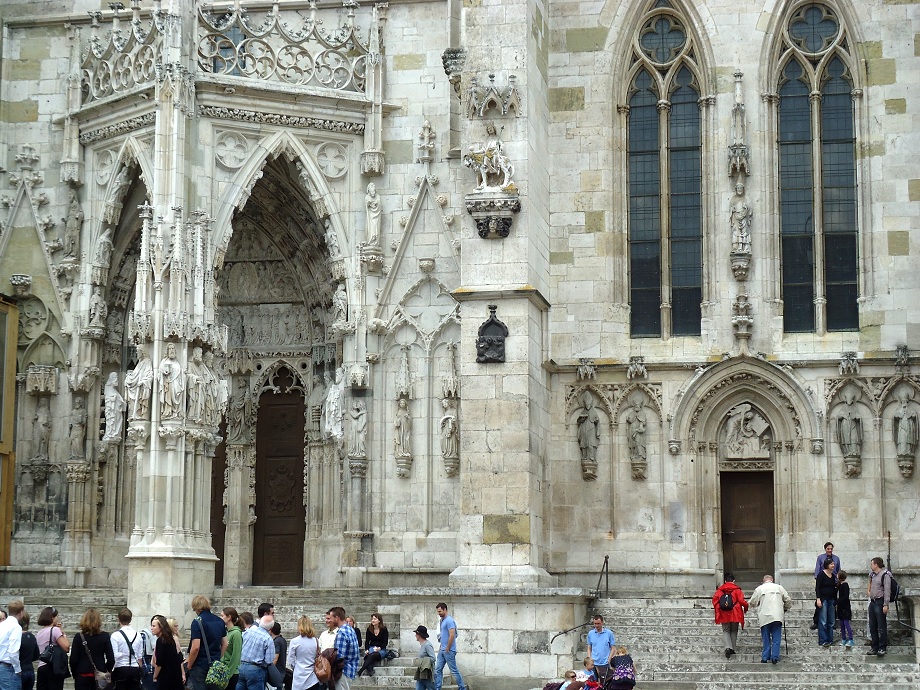 La façade de la cathédrale de Ratisbonne 