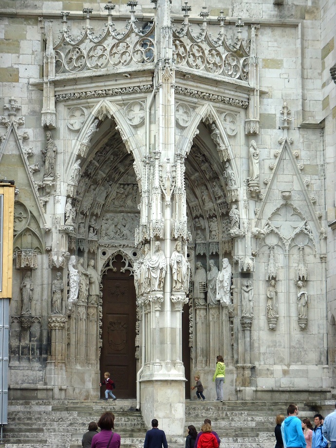 La façade de la cathédrale de Ratisbonne 