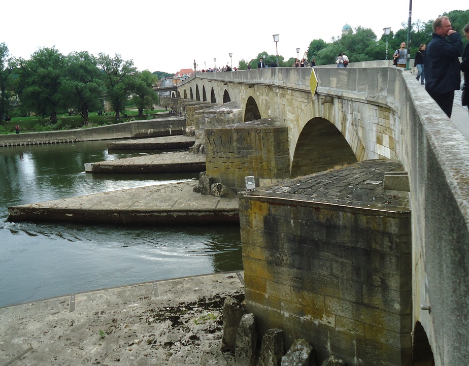 Le pont de pierres (Steinerne Brücke), sur le Danube 
