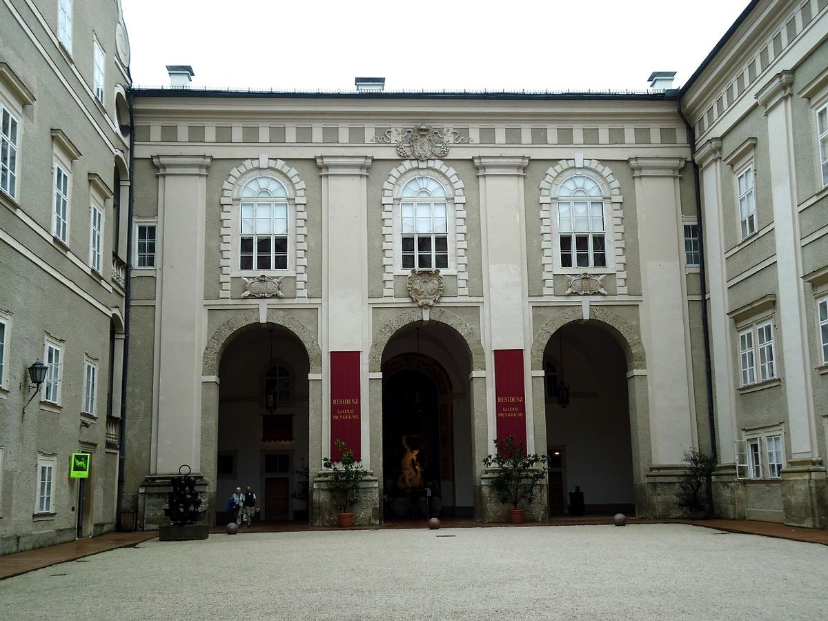 La cour intérieure de la Residenz, côté Residenzplatz, à Salzburg. Le palais sert actuellement de myusée 